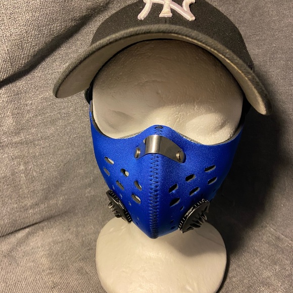Blue neoprene facemask w/ 1 way Air valves &filter - Picture 4 of 4